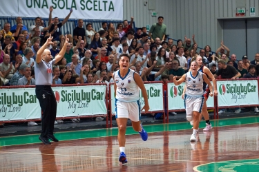 https://www.tp24.it/immagini_articoli/05-10-2026/basket-la-golfobasket-alcamo-parte-con-il-piede-giusto-in-serie-a2-vittoria-all-esordio-250.jpg