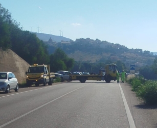 https://www.tp24.it/immagini_articoli/05-10-2026/incidente-sulla-statale-115-scontro-tra-due-auto-traffico-bloccato-250.jpg