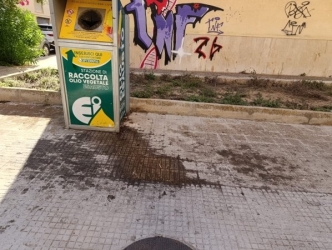 https://www.tp24.it/immagini_articoli/05-10-2026/marsala-contenitori-degli-olii-esausti-pieni-di-altri-rifiuti-250.jpg
