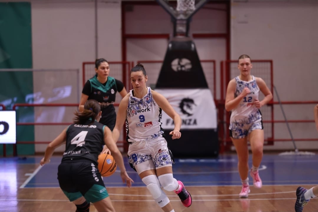 https://www.tp24.it/immagini_articoli/05-12-2025/1764933917-0-basket-femminile-prima-vittoria-esterna-per-la-sicily-by-car-golfobasket-alcamo.jpg