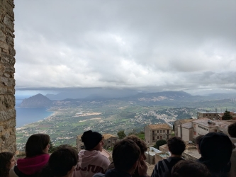 https://www.tp24.it/immagini_articoli/05-12-2025/gli-studenti-del-liceo-scientifico-di-marsala-ad-erice-per-una-giornata-formazione-250.jpg