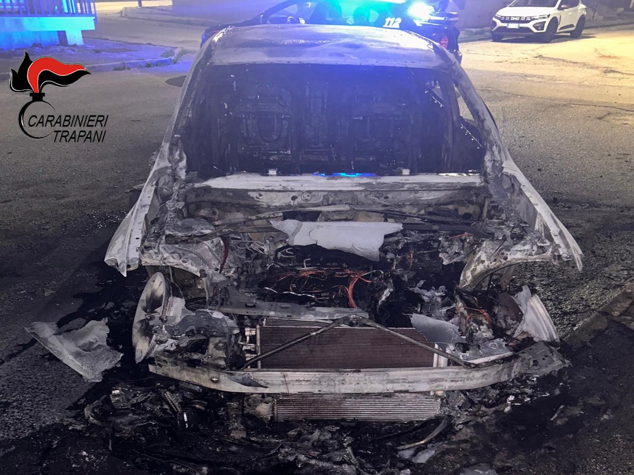 https://www.tp24.it/immagini_articoli/06-01-2026/1767692255-0-incendia-un-auto-a-calatafimi-arrestato-un-quarantenne.jpg