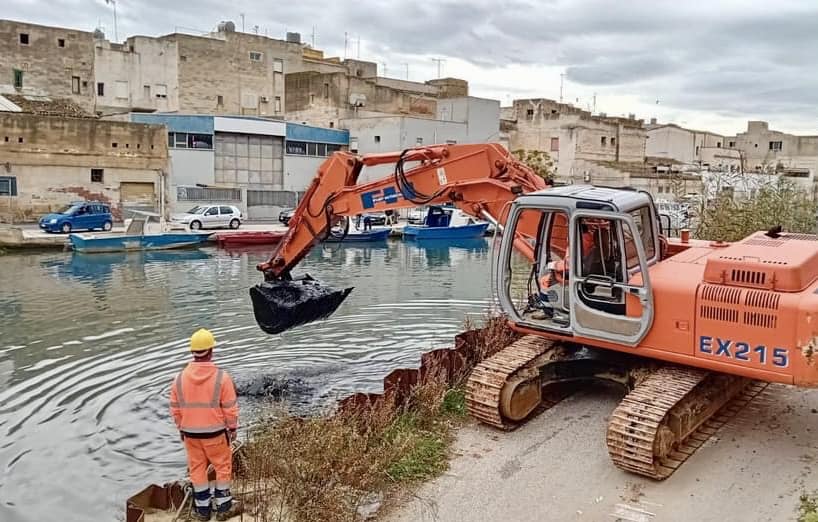 https://www.tp24.it/immagini_articoli/06-03-2025/1741267601-0-dragaggio-porto-di-mazara-si-puliranno-i-rifiuti-nei-pressi-delle-vasche.jpg