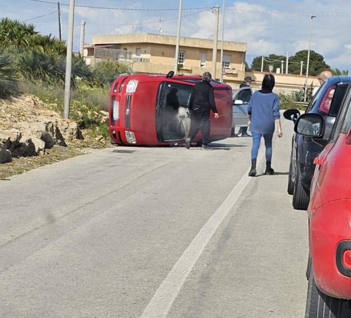 https://www.tp24.it/immagini_articoli/06-03-2025/1741268509-0-marsala-incidente-a-misilla-auto-si-ribalta-donna-rimane-bloccata.jpg