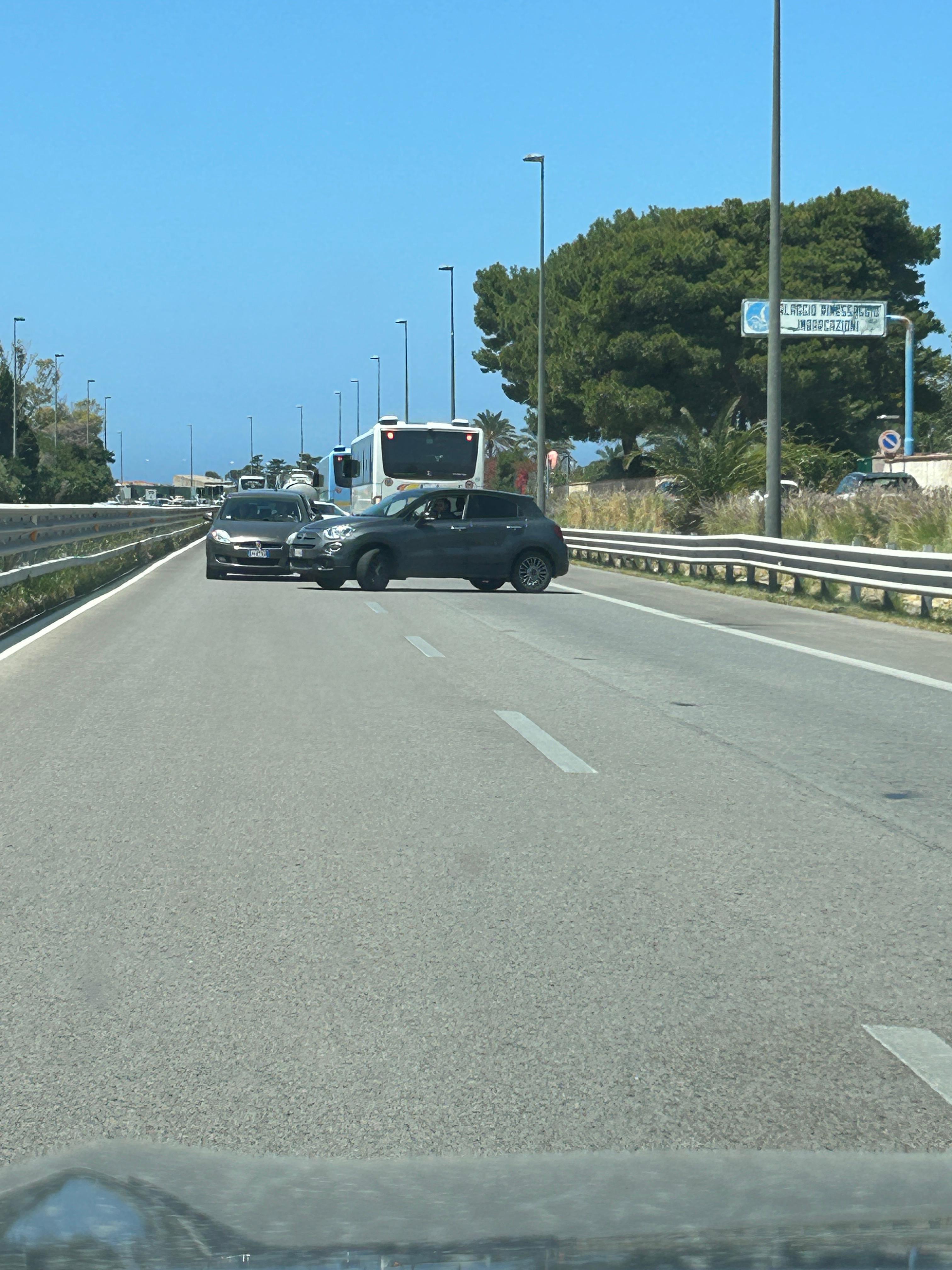 https://www.tp24.it/immagini_articoli/06-05-2025/1746531543-0-delirio-in-autostrada-auto-contromano-e-passeggeri-a-piedi-per-raggiungere-l-aeroporto-di-palermo.jpg