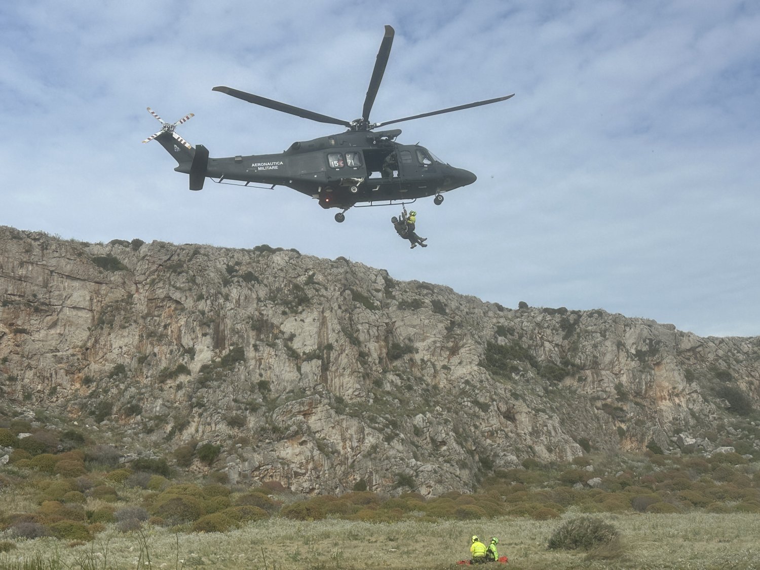 https://www.tp24.it/immagini_articoli/06-05-2026/1778050274-0-spettacolare-esercitazione-di-aeronautica-e-soccorso-alpino-tra-macari-e-san-vito.jpg