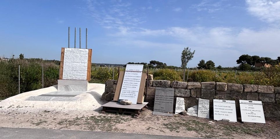 https://www.tp24.it/immagini_articoli/06-05-2026/1778062413-0-marsala-stele-mistica-allo-stagnone-spunta-un-altare-rurale-tra-latino-maccheronico-e.jpg