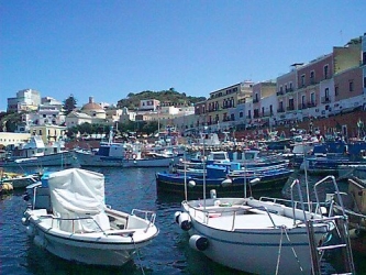 https://www.tp24.it/immagini_articoli/06-05-2026/demanio-marittimo-al-via-proroga-delle-concessioni-diverse-da-quelle-turistico-ricreative-e-sportive-250.jpg