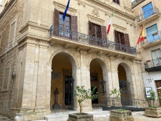 https://www.tp24.it/immagini_articoli/06-05-2026/salemi-aumentano-le-ore-per-i-dipendenti-comunali-accordo-tra-comune-e-sindacati-250.jpg