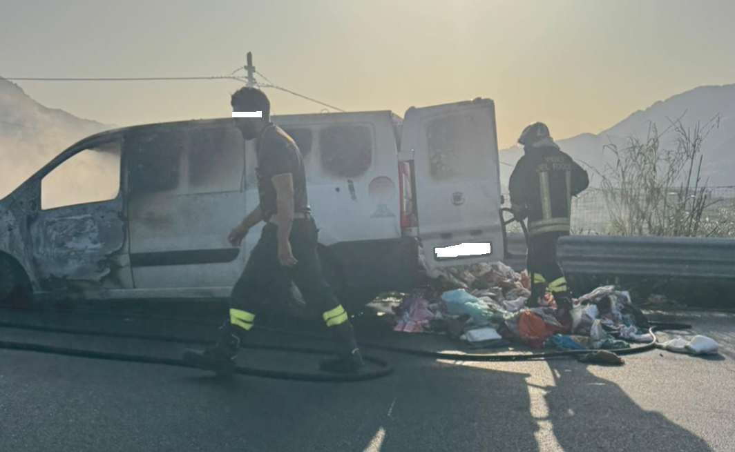 https://www.tp24.it/immagini_articoli/06-06-2025/1749233733-0-paura-sulla-statale-624-palermo-sciacca-per-un-furgone-in-fiamme.png