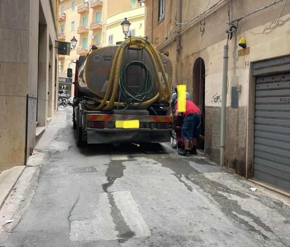 https://www.tp24.it/immagini_articoli/06-06-2025/1749239618-0-trapani-l-acqua-c-e-ma-non-per-tutti-le-vie-dimenticate-e-i-dubbi-sull-accordo-con-siciliacque.jpg
