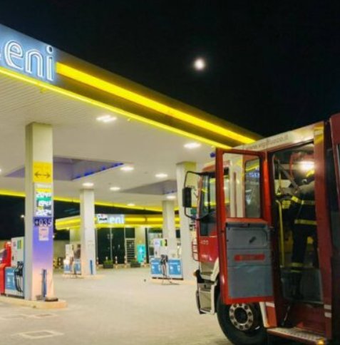 https://www.tp24.it/immagini_articoli/06-06-2026/1780732359-0-incendio-distrugge-la-stazione-eni-di-capaci-distrutte-colonnine-e-un-auto.jpg