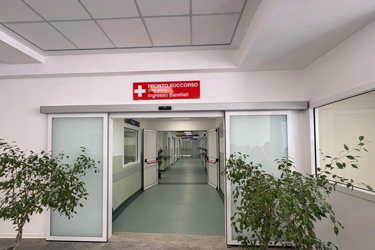 https://www.tp24.it/immagini_articoli/06-06-2026/1780750092-0-paura-al-pronto-soccorso-gruppo-di-giovani-accerchia-il-personale-sanitario.jpg