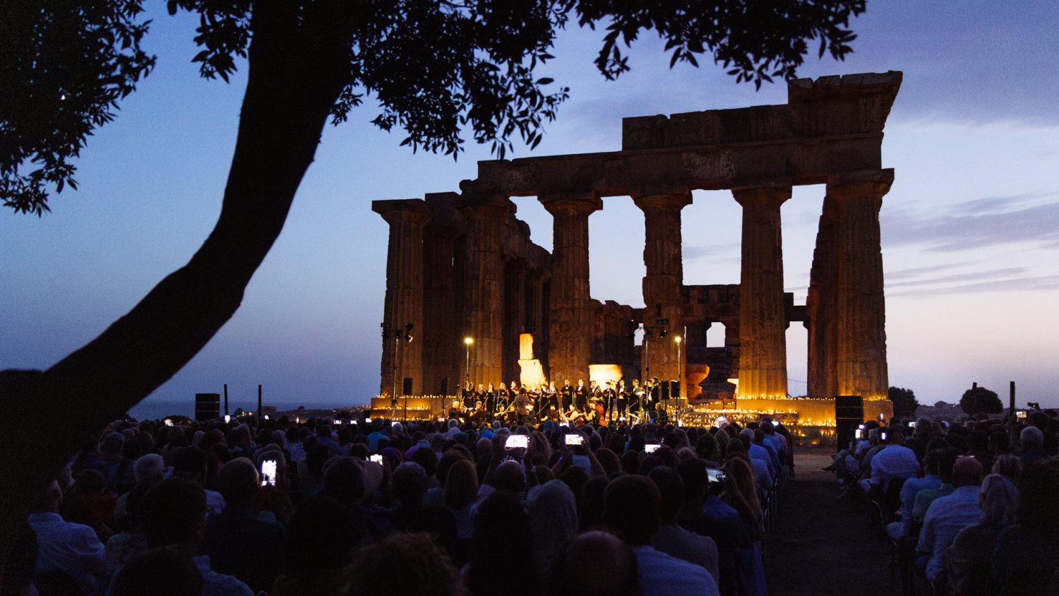 https://www.tp24.it/immagini_articoli/06-07-2026/1783325639-0-a-selinunte-musica-parole-e-voci-per-paolo-borsellino-e-gli-agenti-della-scorta.jpg