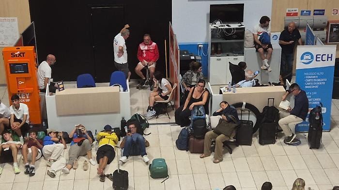 https://www.tp24.it/immagini_articoli/06-07-2026/1783344258-0-birgi-notte-di-caos-per-i-passeggeri-ryanair.jpg