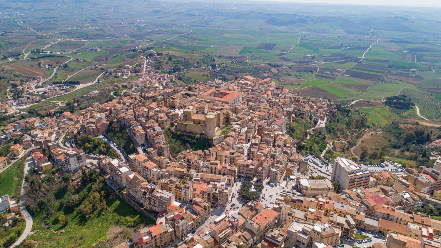 https://www.tp24.it/immagini_articoli/06-07-2026/1783367103-0-salemi-accende-l-estate-arrivano-fabio-concato-e-francesca-michielin-due-mesi-di-eventi.jpg