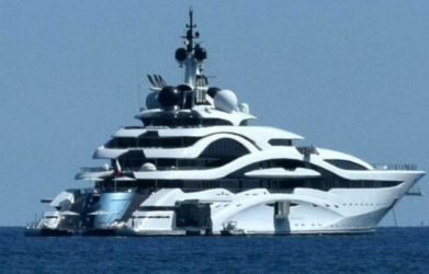 https://www.tp24.it/immagini_articoli/06-07-2026/lo-sceicco-del-qatar-neo-proprietario-di-villa-certosa-arriva-a-trapani-con-il-suo-al-mirqab-250.jpg