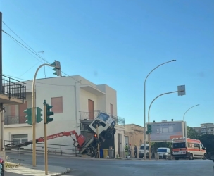 https://www.tp24.it/immagini_articoli/06-07-2026/marsala-autocarro-con-gru-si-ribalta-nei-pressi-del-cavalcavia-250.jpg