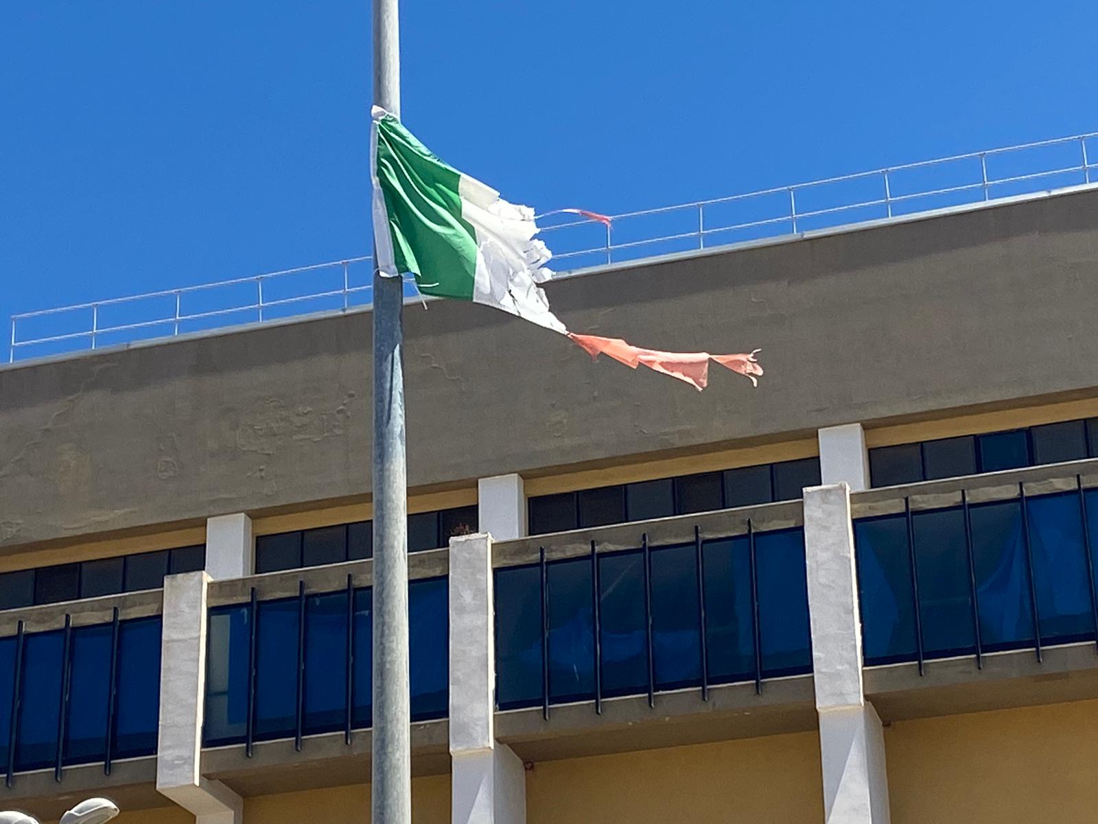 https://www.tp24.it/immagini_articoli/06-08-2025/1754431645-0-le-bandiere-tricolori-a-marsala-un-offesa-al-paese-una-vergogna-per-l-amministrazione.jpg