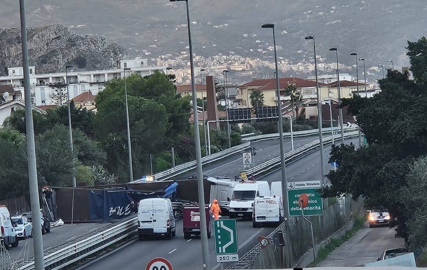 https://www.tp24.it/immagini_articoli/06-10-2025/1759731967-0-tir-si-ribalta-sull-autostrada-palermo-mazara-grave-l-autista-traffico-in-tilt.jpg