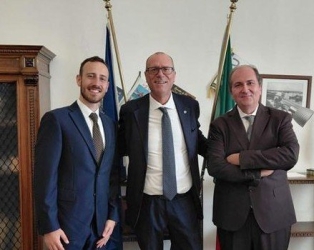 https://www.tp24.it/immagini_articoli/06-10-2026/trapani-alessandro-debonis-e-il-nuovo-direttore-dell-ufficio-delle-dogane-250.jpg