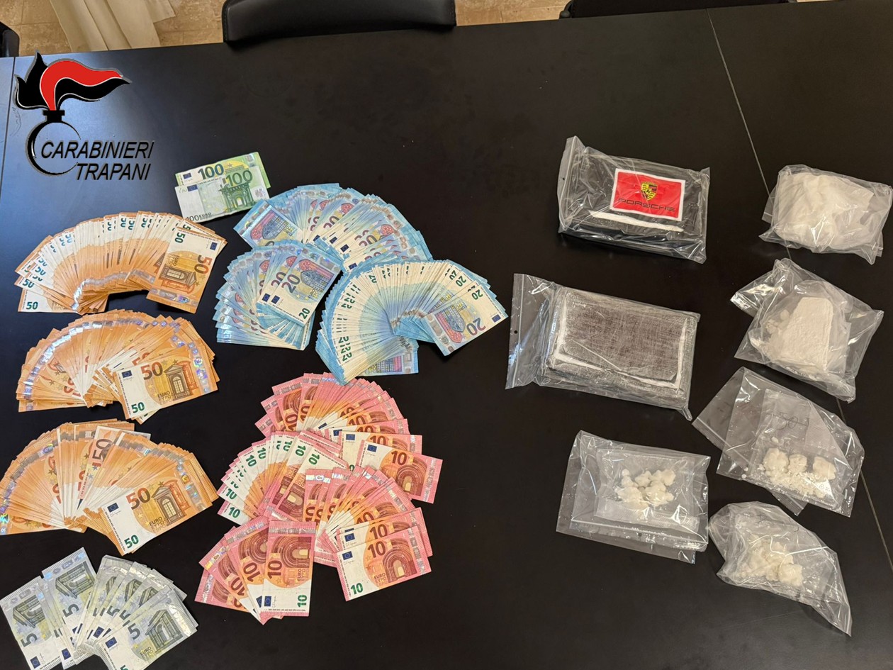 https://www.tp24.it/immagini_articoli/06-11-2025/1762416738-0-donna-arrestata-a-trapani-ha-in-auto-e-a-casa-quasi-tre-chili-di-cocaina.jpg