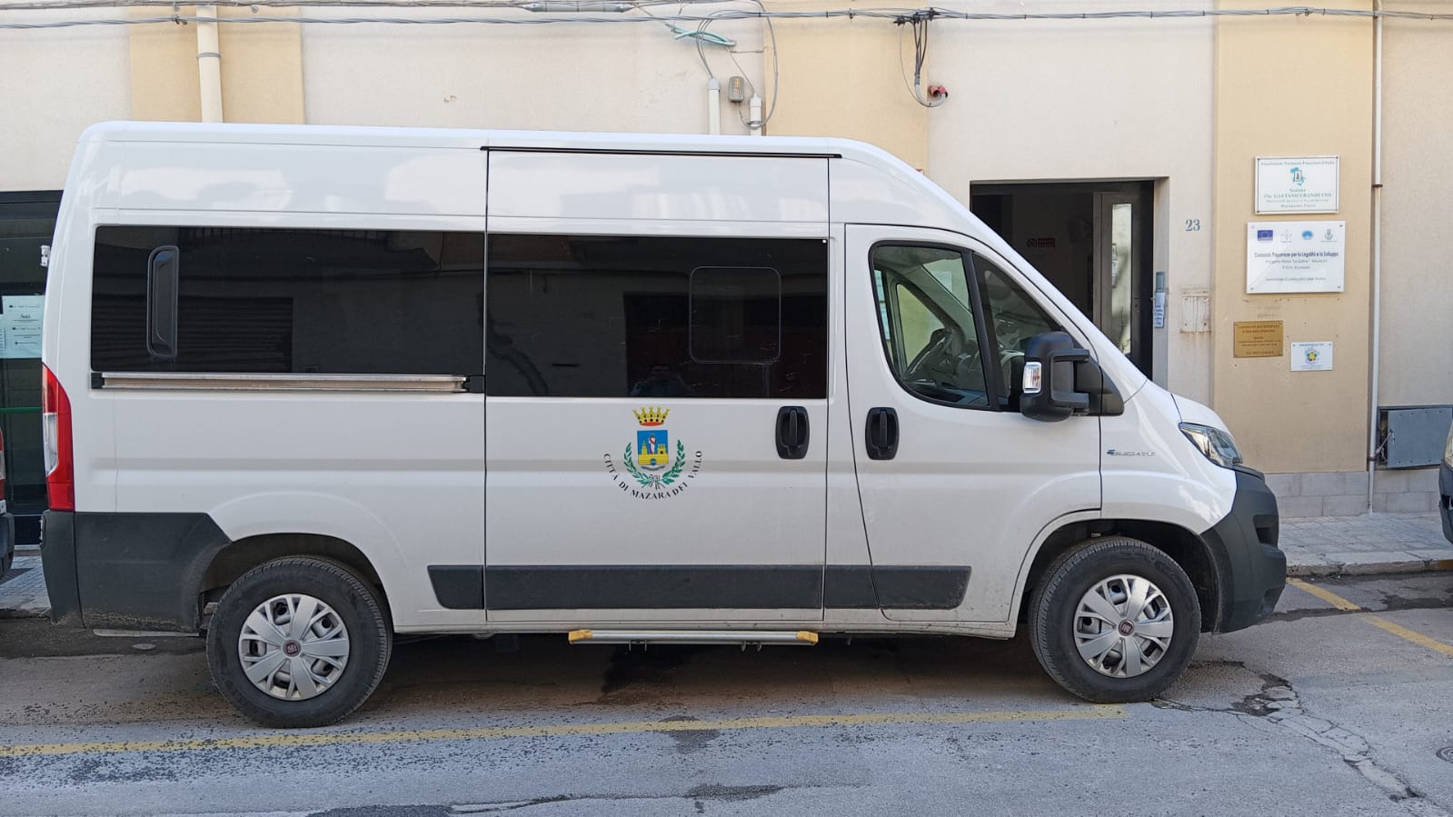 https://www.tp24.it/immagini_articoli/07-04-2025/1744044030-0-mazara-nuovo-servizio-con-mezzo-elettrico-per-il-trasporto-di-studenti-con-disabilita.jpg