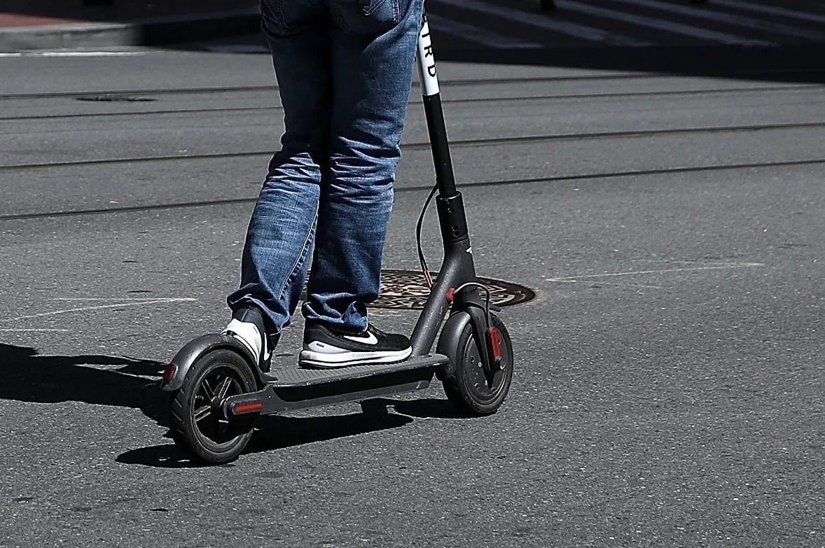 https://www.tp24.it/immagini_articoli/07-04-2026/1775544183-0-monopattini-elettrici-dal-16-maggio-targa-e-assicurazione-a-marsala-scattano-i-controlli.jpg