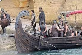 https://www.tp24.it/immagini_articoli/07-05-2026/1778142164-0-nuovo-trailer-per-odissea-tra-le-polemiche-della-sicilia-si-vede-poco-o-nulla.jpg