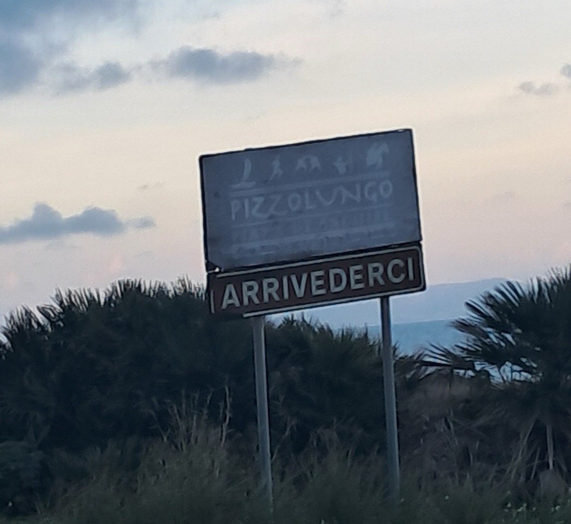 https://www.tp24.it/immagini_articoli/07-05-2026/1778147475-0-pizzolungo-maltese-attacca-segnaletica-distrutta-strade-al-buio-e-costa-nel-degrado.jpg