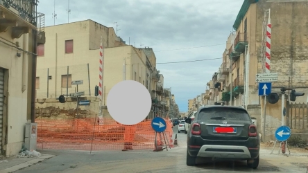 https://www.tp24.it/immagini_articoli/07-05-2026/mazara-i-lavori-nei-pressi-del-passaggio-a-livello-di-via-marsala-non-erano-autorizzati-250.jpg
