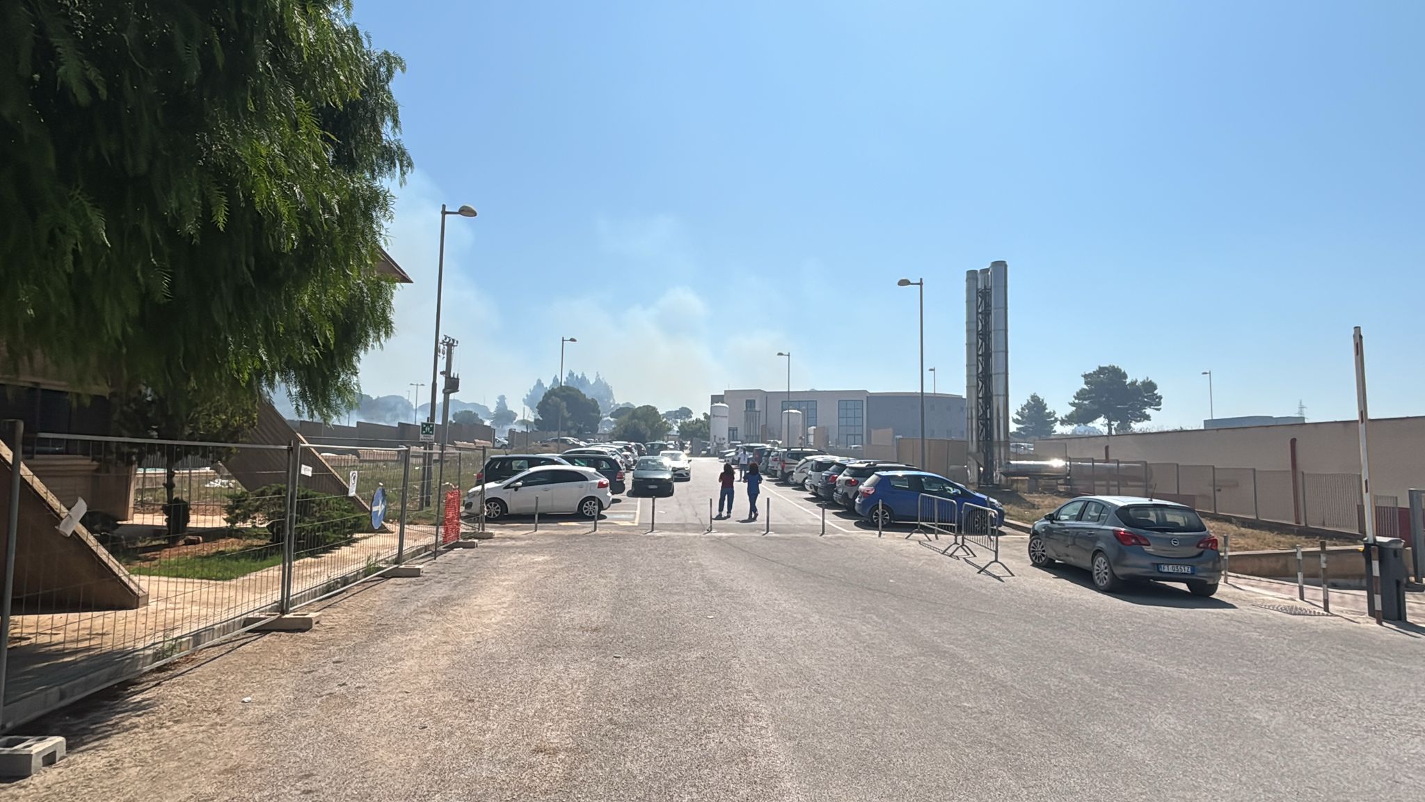https://www.tp24.it/immagini_articoli/07-07-2025/1751878520-0-marsala-incendio-dietro-l-ospedale-aria-irrespirabile-evacuato-l-ex-hub-vaccinale.jpg