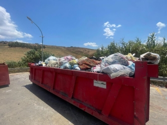 https://www.tp24.it/immagini_articoli/07-07-2026/alcamo-siamoalcamo-attacca-sul-mare-inquinato-il-comune-avviata-la-raccolta-porta-a-porta-degli-indumenti-250.jpg