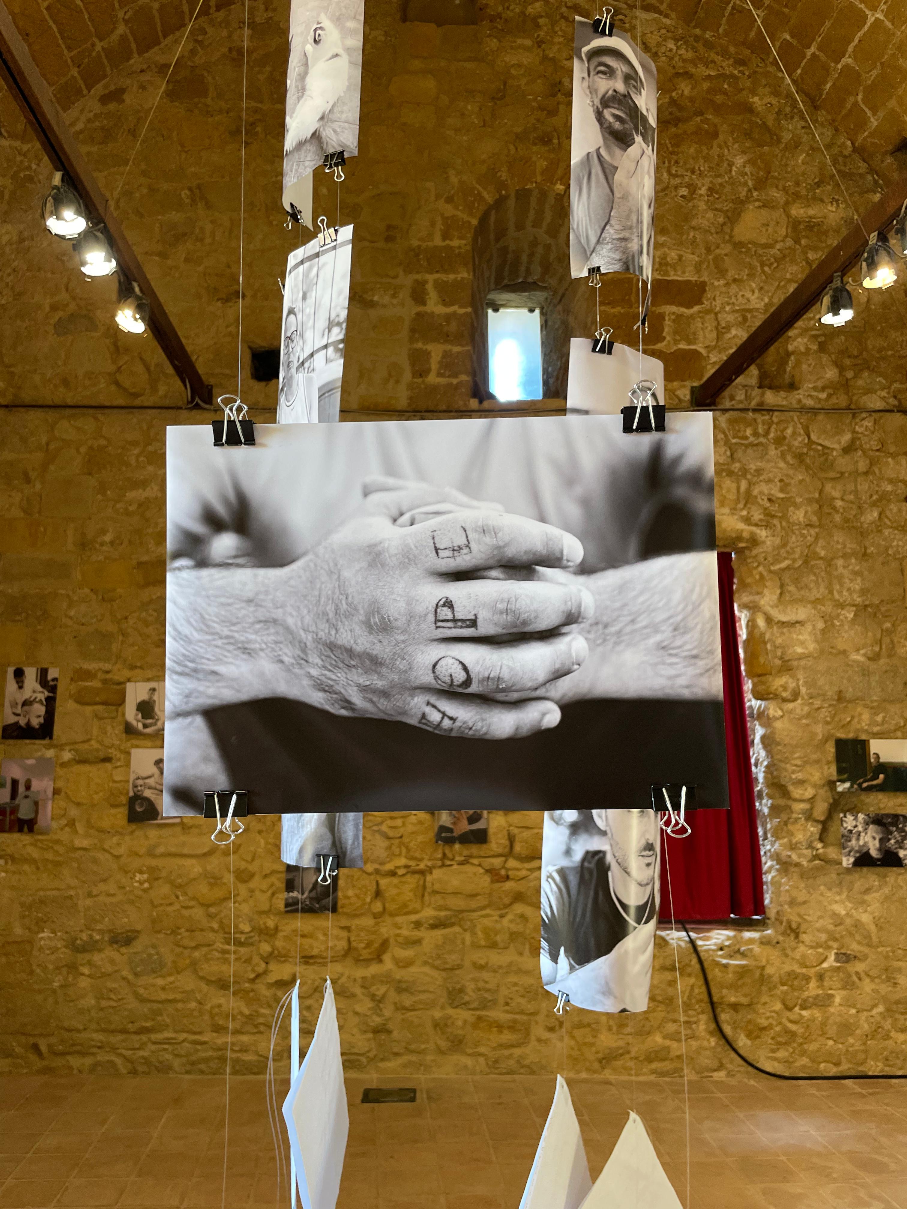 https://www.tp24.it/immagini_articoli/07-08-2025/1754576758-0-a-salemi-le-storie-oltre-la-dipendenza-la-mostra-fotografica-di-antonia-aleci.jpg