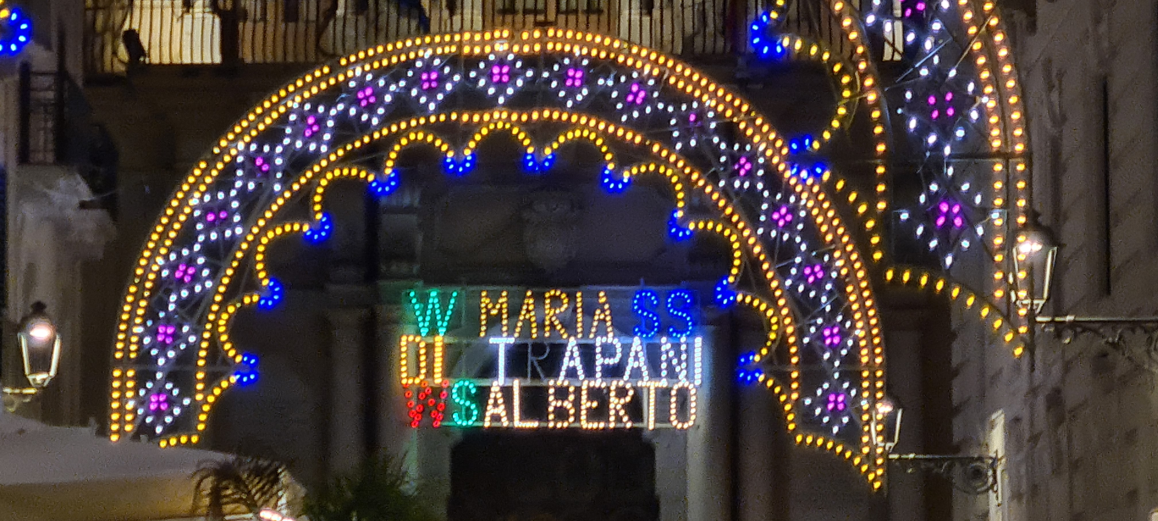 https://www.tp24.it/immagini_articoli/07-08-2025/1754585806-0-trapani-e-quella-lettera-mancante-nella-luminaria-dei-santi-patroni.jpg