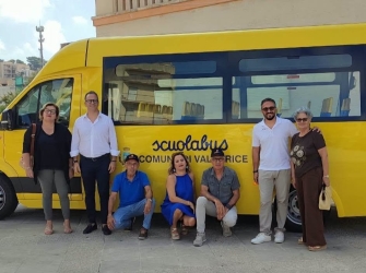 https://www.tp24.it/immagini_articoli/07-08-2026/dai-piccoli-comuni-nuovo-scuolabus-a-valderice-un-assistente-sociale-per-misiliscemi-250.jpg