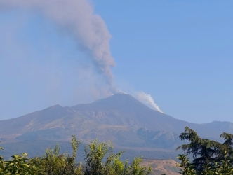 https://www.tp24.it/immagini_articoli/07-08-2026/etna-in-eruzione-voli-in-arrivo-sospesi-a-catania-250.jpg