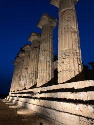 https://www.tp24.it/immagini_articoli/07-08-2026/selinunte-aperitivo-tra-i-templi-e-videomapping-la-storia-si-accende-sulle-colonne-250.jpg