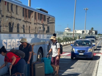 https://www.tp24.it/immagini_articoli/07-09-2026/trapani-mezz-ora-in-coda-sotto-il-sole-weekend-da-incubo-alla-marina-250.jpg