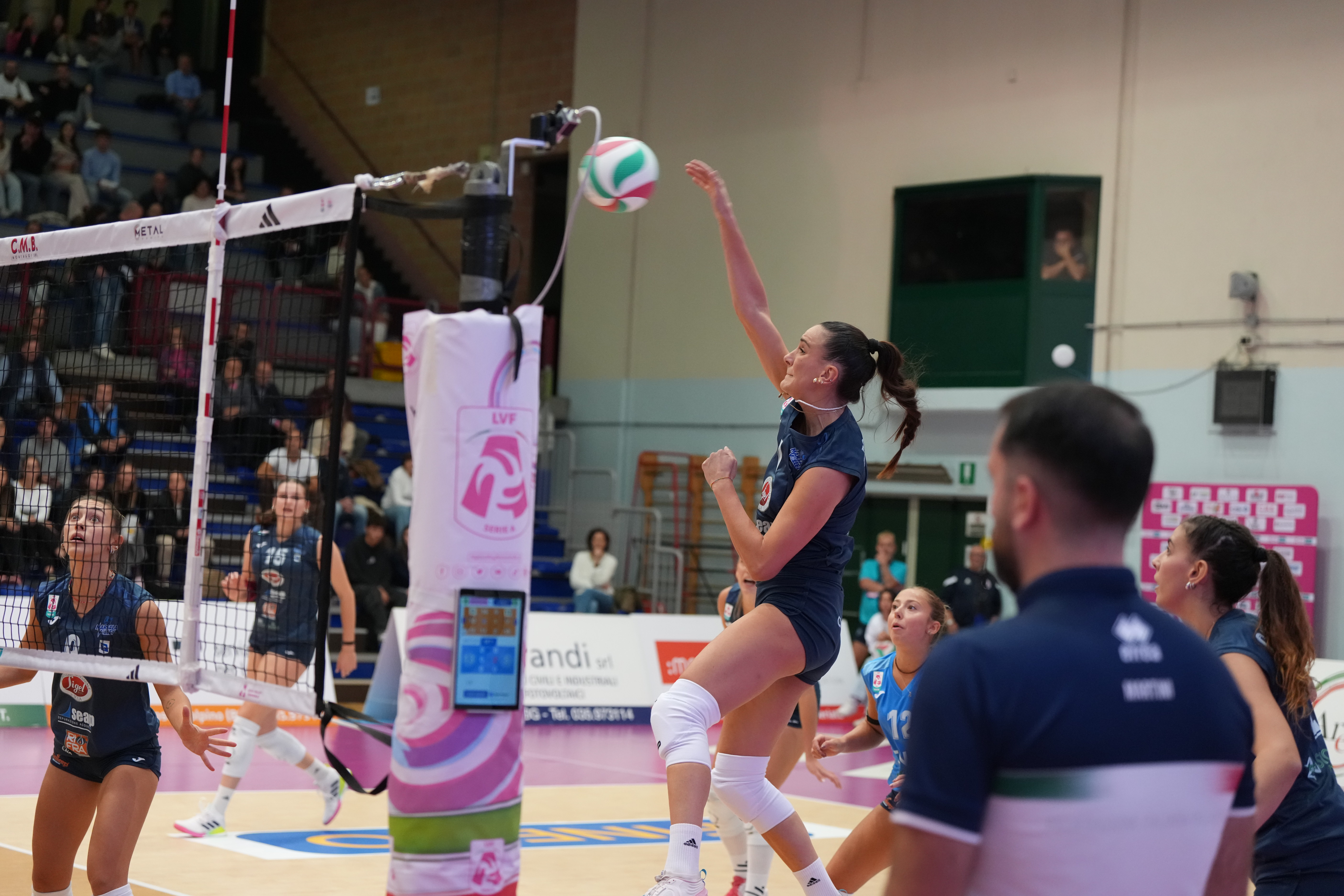 https://www.tp24.it/immagini_articoli/07-10-2025/1759793041-0-esordio-amaro-in-a2-per-la-sigel-seap-marsala-volley-a-costa-volpino.jpg