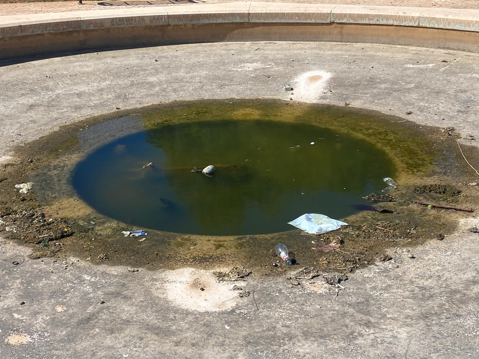 https://www.tp24.it/immagini_articoli/07-10-2025/1759847897-0-marsala-la-fontana-di-porticella-senz-acqua-e-piena-di-rifiuti-altro-che-cartolina.jpg