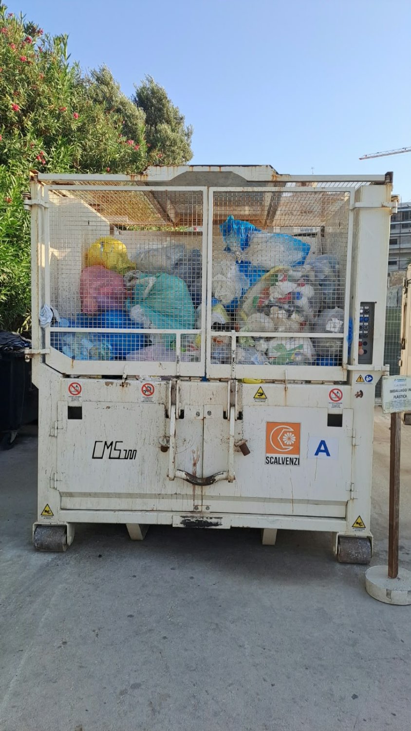 https://www.tp24.it/immagini_articoli/07-10-2026/1791355518-0-marsala-al-salato-oggi-la-plastica-non-si-puo-conferire-ma-nessuno-spiega-perche.jpg