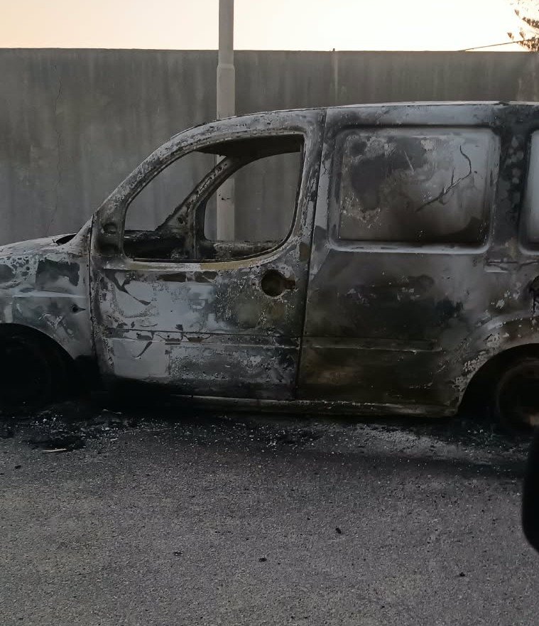 https://www.tp24.it/immagini_articoli/07-10-2026/1791360957-0-marsala-furgone-in-fiamme-a-strasatti-notte-di-violenza-nella-zona-sud.jpg