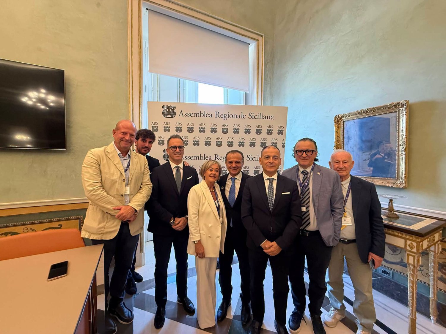 https://www.tp24.it/immagini_articoli/07-10-2026/1791398443-0-de-luca-fa-campagna-acquisti-nel-trapanese-e-il-sindaco-di-valderice-stabile-annuncia-la-candidatura-alle-regionali.jpg