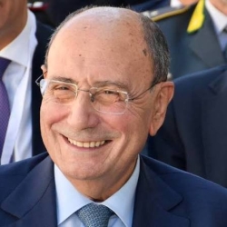 https://www.tp24.it/immagini_articoli/07-10-2026/schifani-convoca-la-giunta-domani-puo-dimettersi-sicilia-verso-il-voto-anticipato-250.jpg