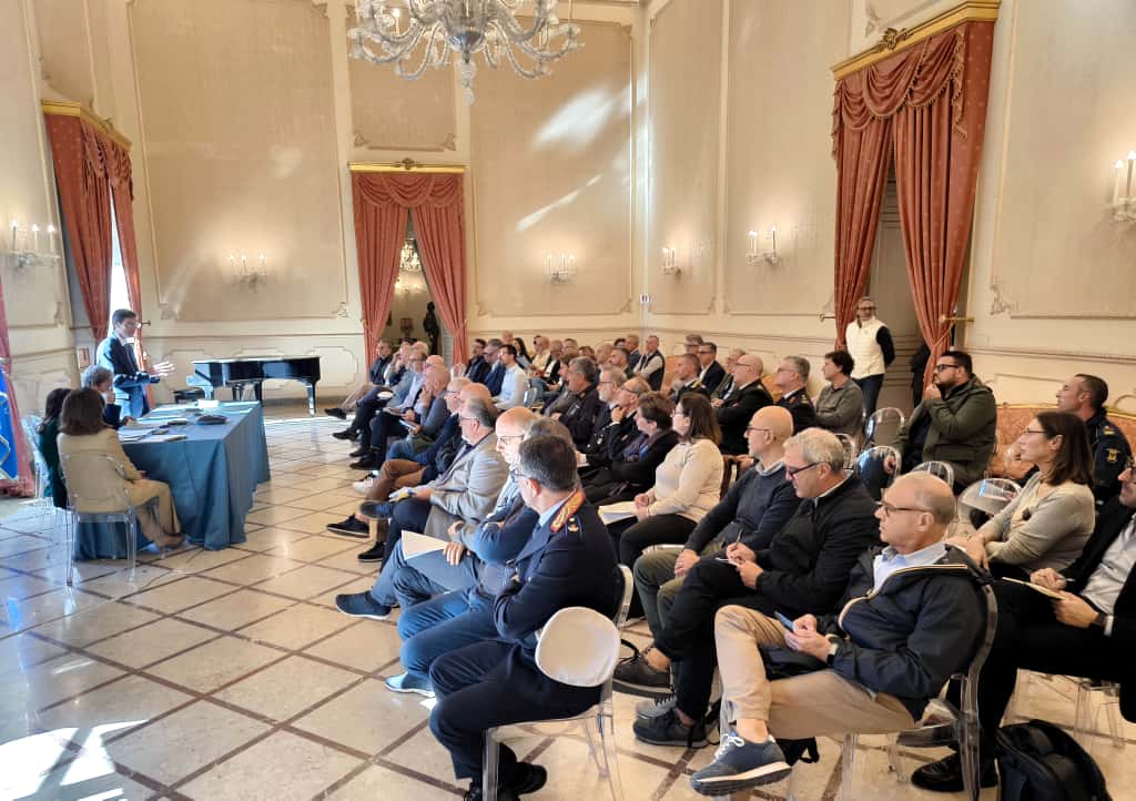 https://www.tp24.it/immagini_articoli/07-11-2025/1762472410-0-trapani-ai-comuni-le-competenze-sui-pubblici-spettacoli-incontro-in-prefettura.jpg
