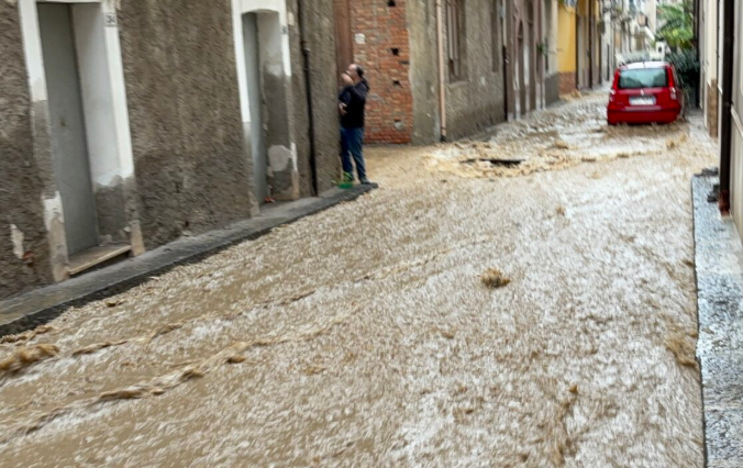 https://www.tp24.it/immagini_articoli/07-12-2025/1765131586-0-maltempo-in-sicilia-fango-frane-e-strade-allagate-a-sant-agata-di-militello.png