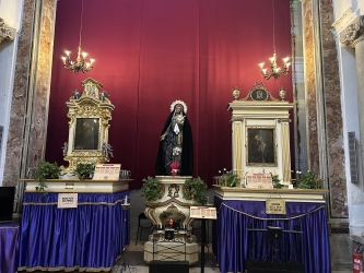 https://www.tp24.it/immagini_articoli/07-12-2025/i-misteri-di-trapani-con-lo-spostamento-nella-chiesa-del-collegio-si-ritorna-al-passato-250.jpg