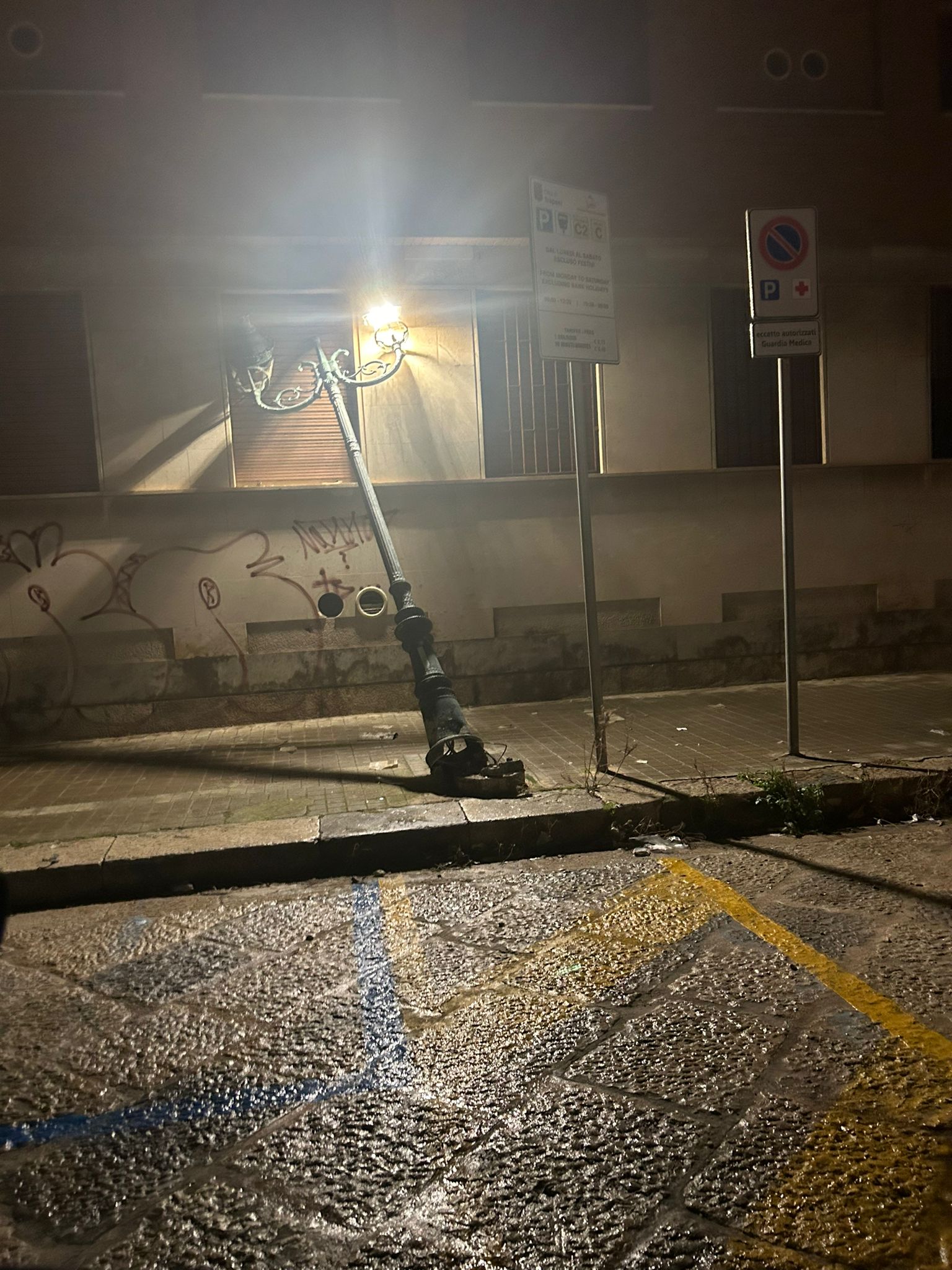 https://www.tp24.it/immagini_articoli/08-01-2025/1736292079-0-il-vento-provoca-danni-a-trapani-caduta-di-un-palo-della-luce-in-piazza-stazione.jpg