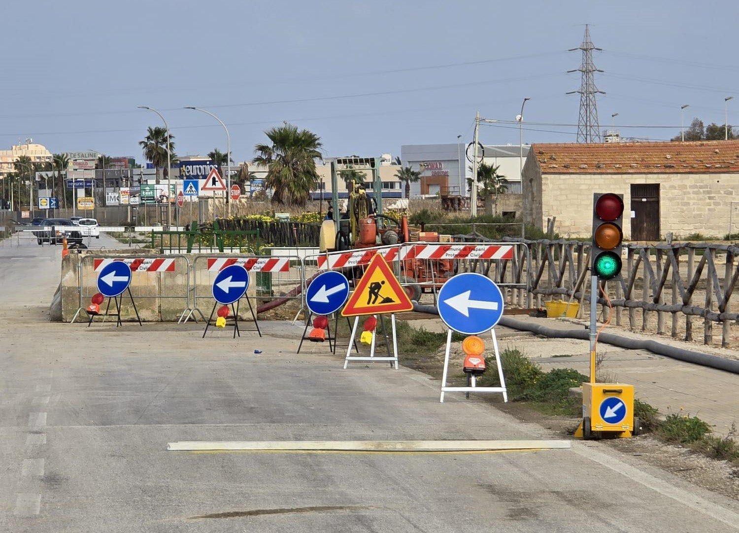 https://www.tp24.it/immagini_articoli/08-03-2026/1772986683-0-trapani-riaperta-una-corsia-sulla-sp21-traffico-regolato-da-semafori.jpg